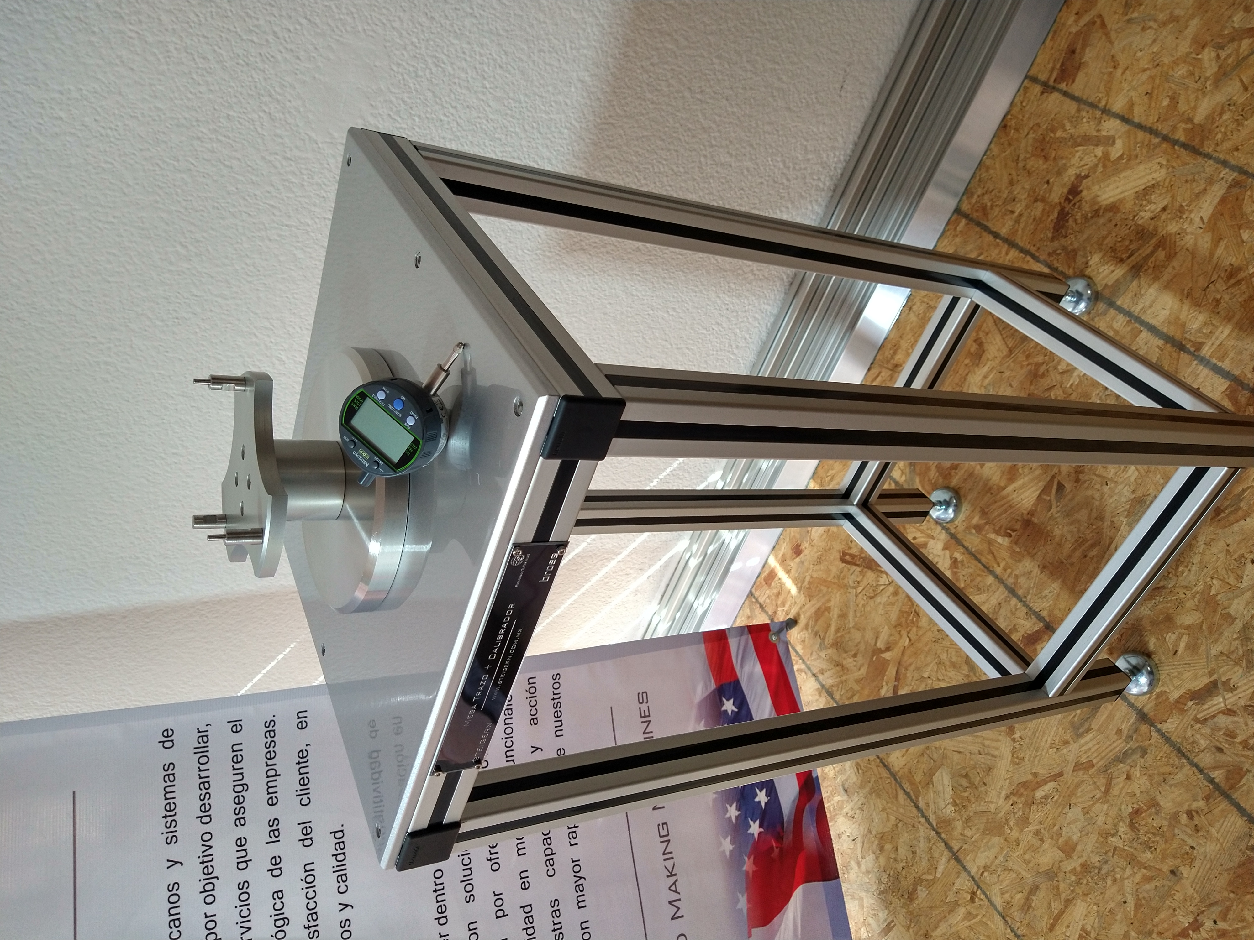 Mesa de calibración industrial con estructura Lean